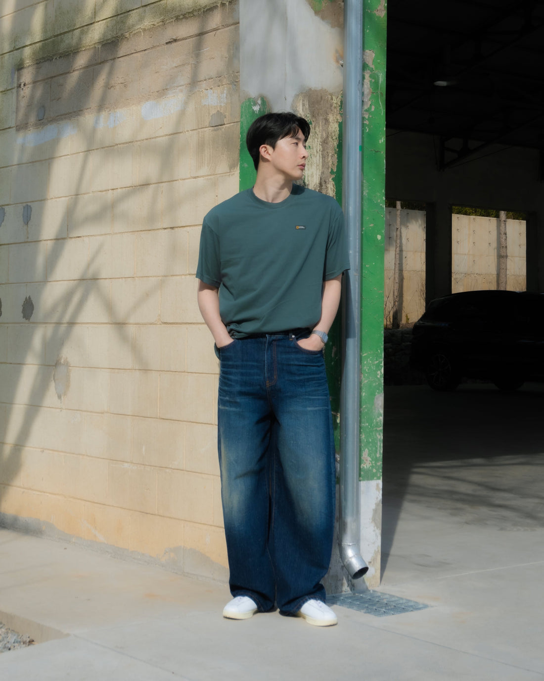 UNISEX TREASURE SIGNPOST SEMI-OVER FIT GRAPHIC H/TEE- D/GREEN