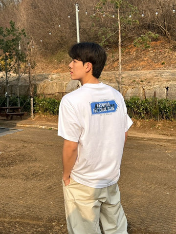 UNISEX TREASURE SIGNPOST SEMI-OVER FIT GRAPHIC H/TEE- WHITE