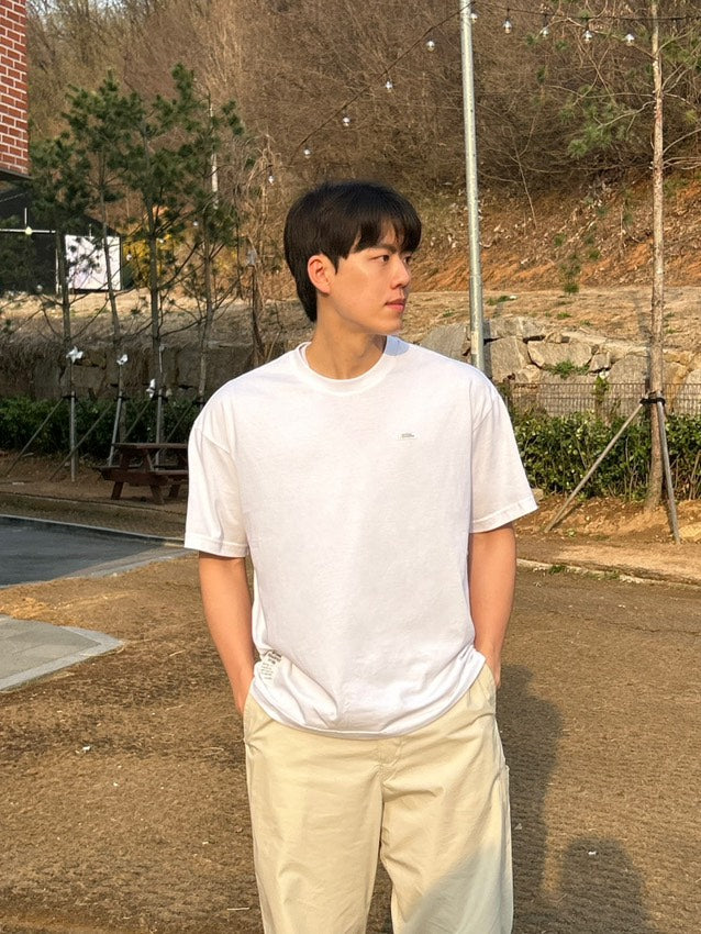 UNISEX TREASURE SIGNPOST SEMI-OVER FIT GRAPHIC H/TEE- WHITE