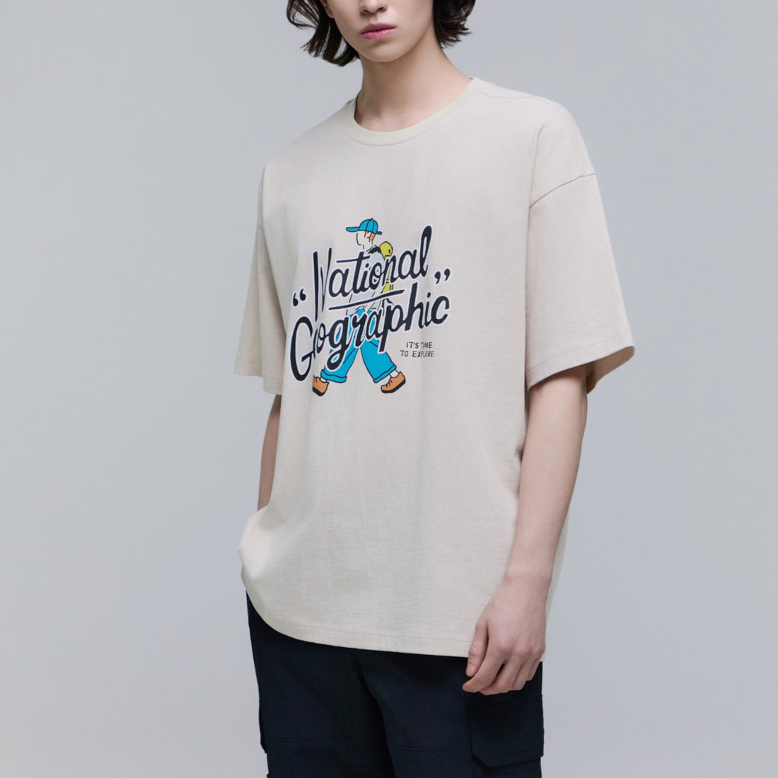 UNISEX TREASURE WALKER SEMI-OVER FIT GRAPHIC T-SHIRT- L/BEIGE