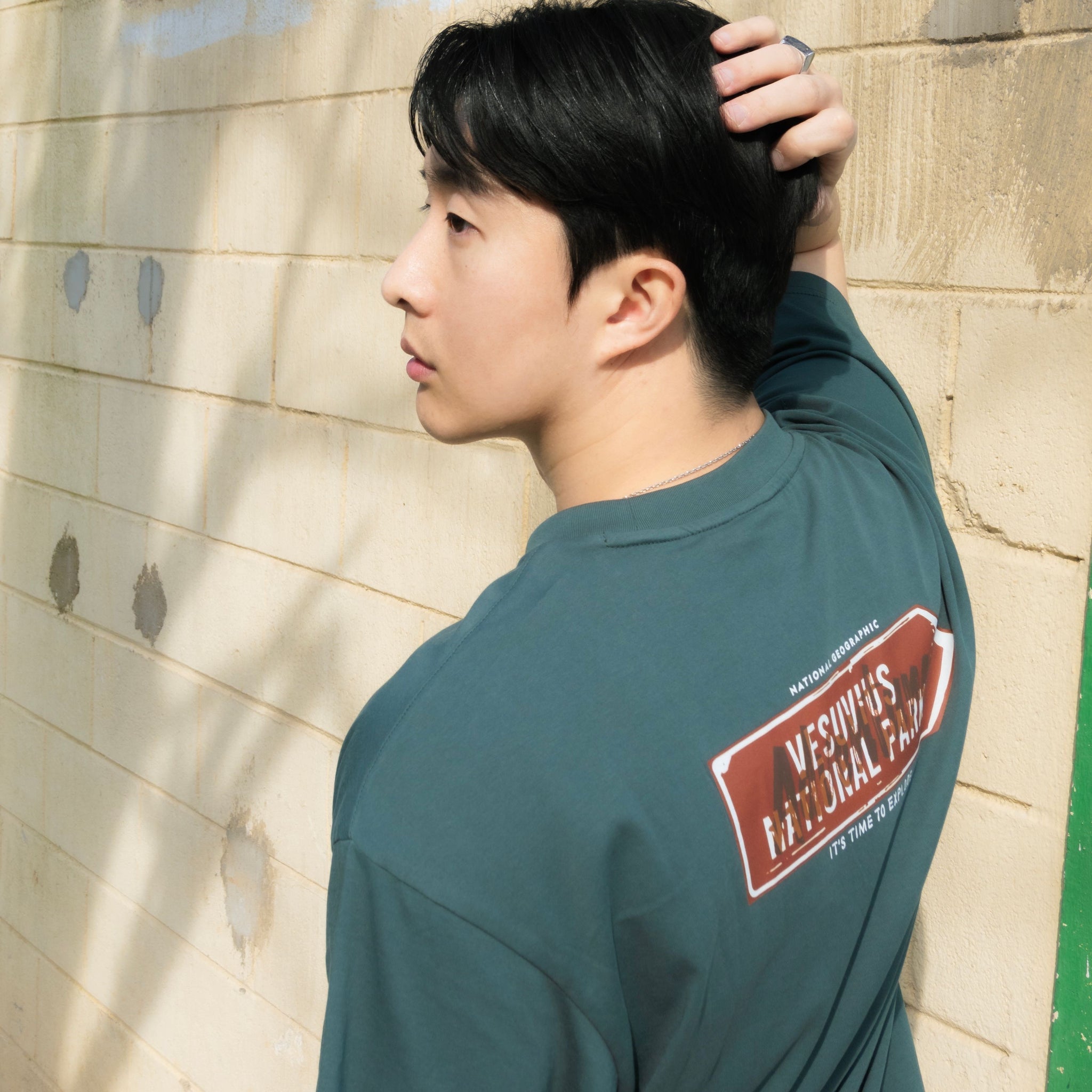 UNISEX TREASURE SIGNPOST SEMI-OVER FIT GRAPHIC H/TEE- D/GREEN