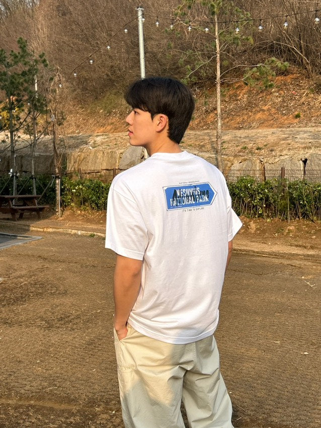 UNISEX TREASURE SIGNPOST SEMI-OVER FIT GRAPHIC H/TEE- WHITE