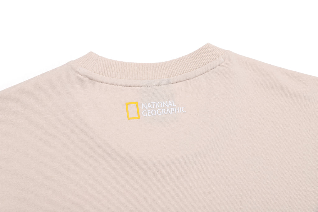 UNISEX TREASURE WALKER SEMI-OVER FIT GRAPHIC T-SHIRT- L/BEIGE