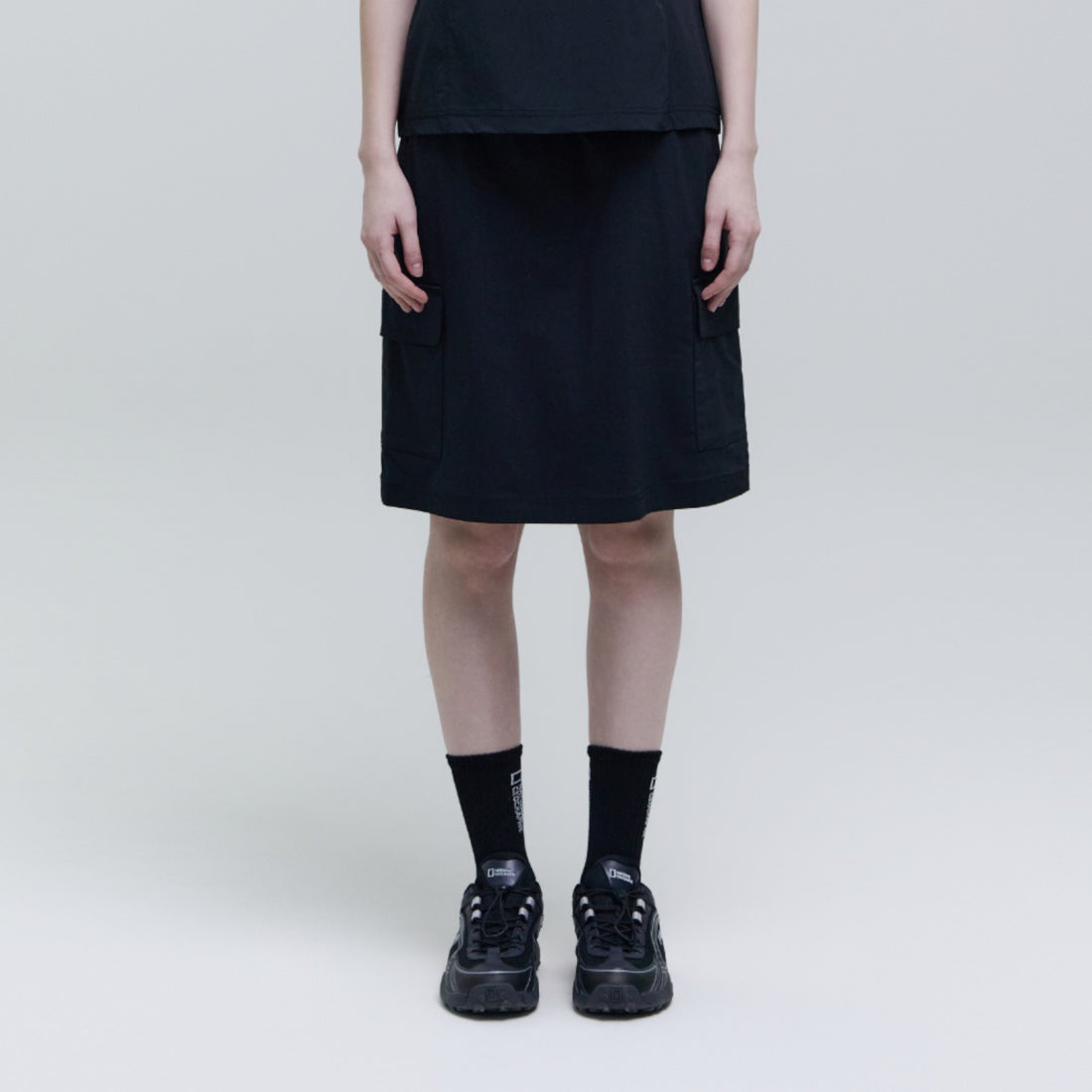 WOMEN'S WOVEN CARGO SKIRT- CARBON BLACK