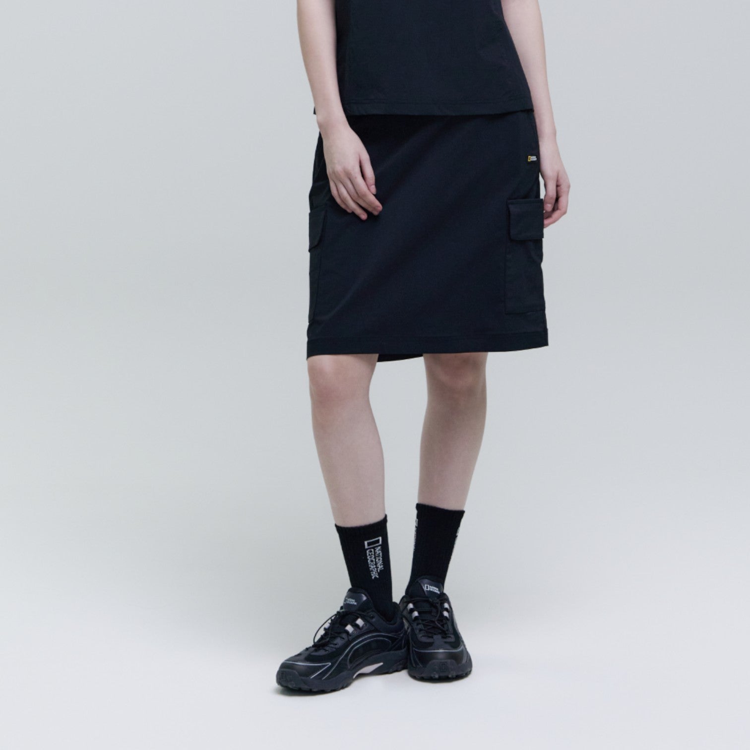 WOMEN'S WOVEN CARGO SKIRT- CARBON BLACK